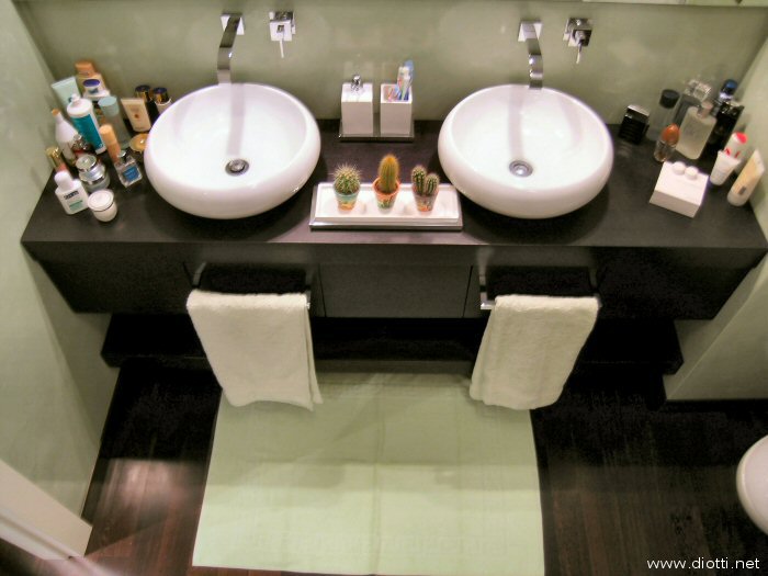 Il bagno padronale del primo piano, con i due lavabi in appoggio ed i tre cassettoni estraibili a scomparsa.